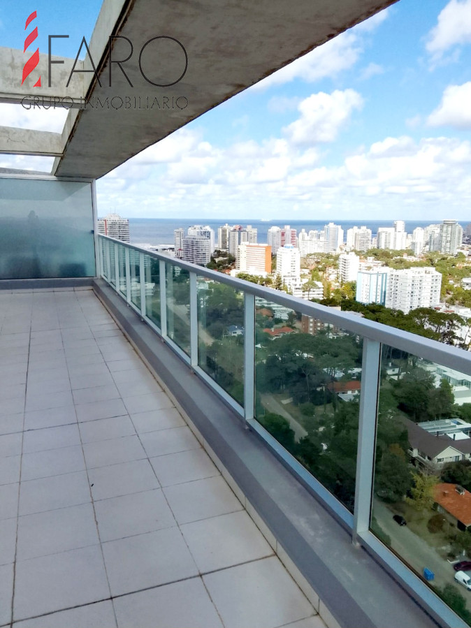 Penthouse en venta sobre Roosevelt. Con vistas inigualables de la ciudad y la playa.