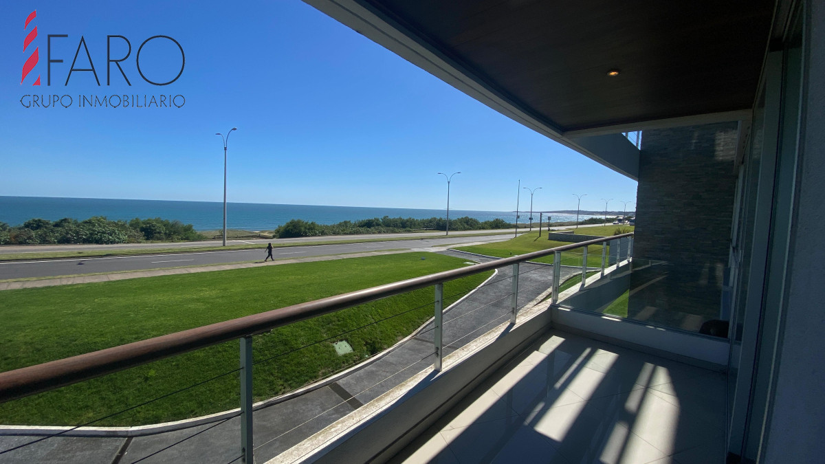 Apartamento en Playa Mansa/Pinares con Terraza y Parrillero Propio