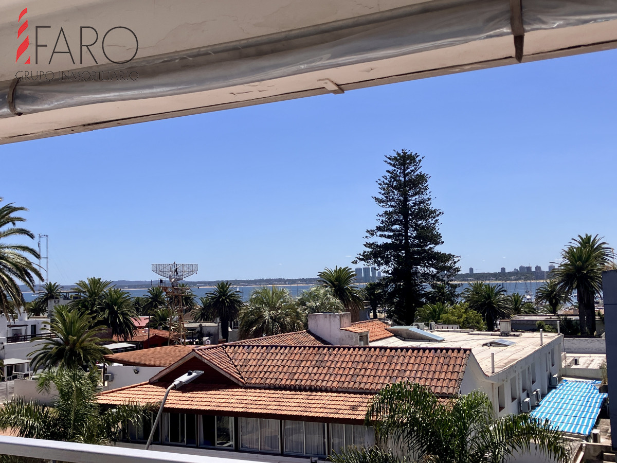 A metros del puerto y Faro de Punta del Este, con vista al mar.