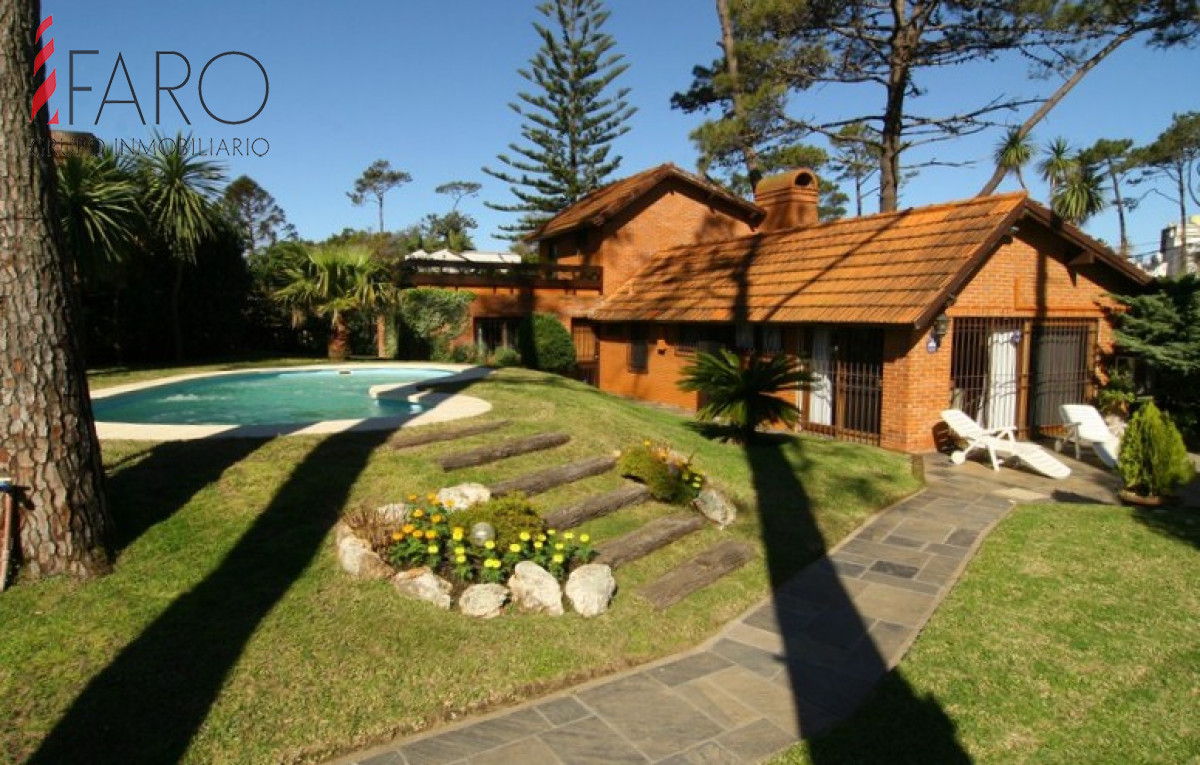 Casa en Mansa 4 dormitorios con piscina y parrilla
