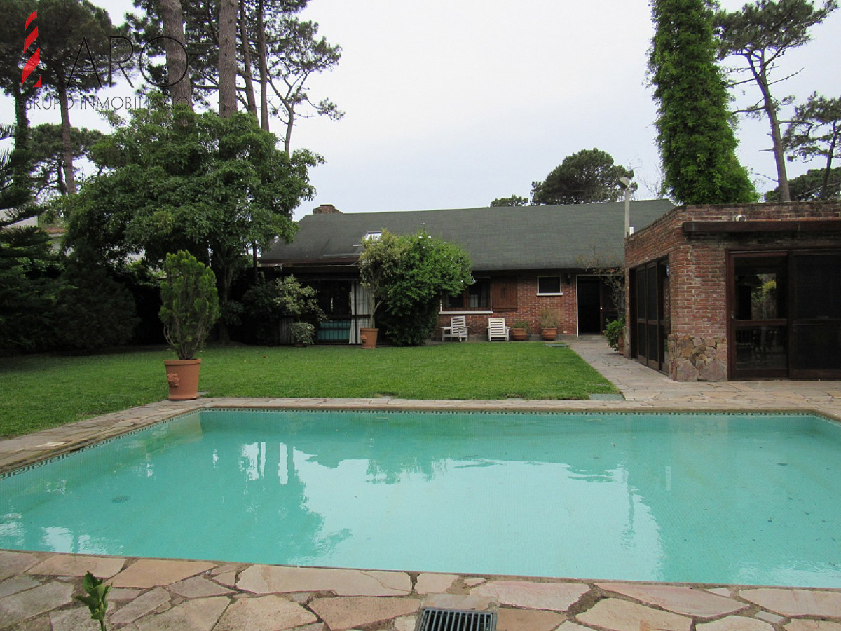 Casa en Mansa 4 dormitorios y dependencia, con piscina y barbacoa