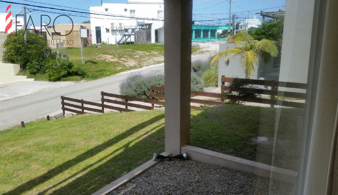 Muy linda casa estilo minimalista en Montoya de 4 dormitorios con parrillero