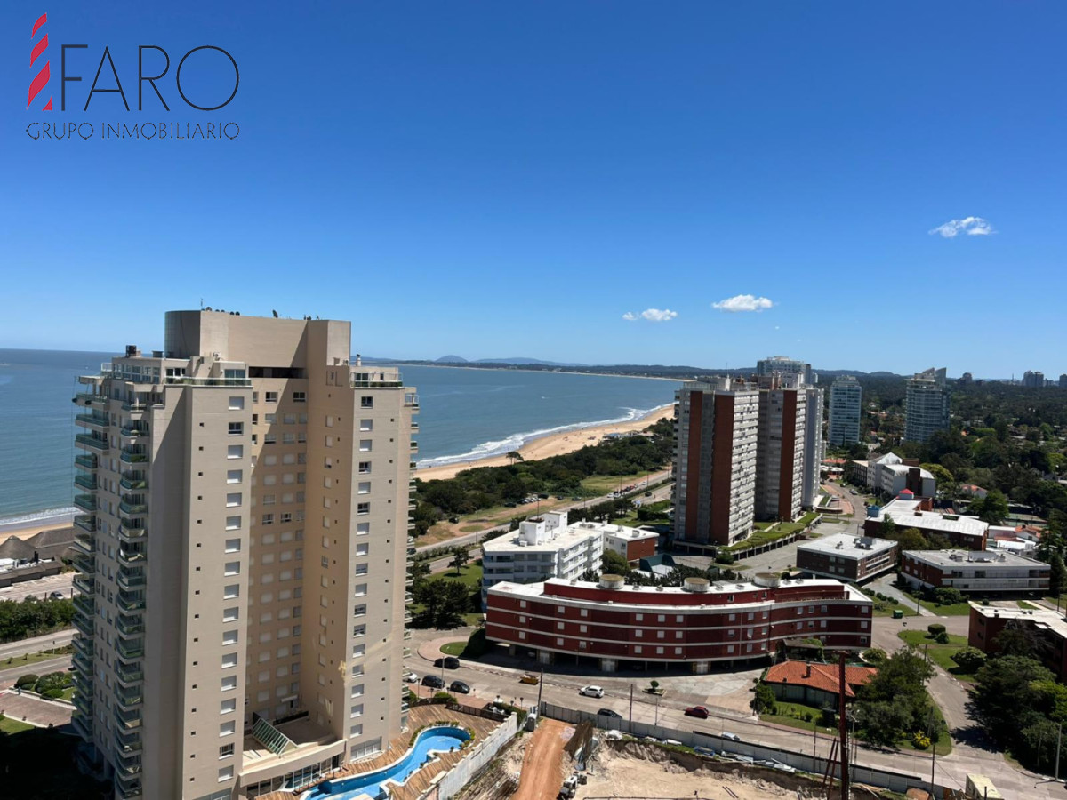 Piso alto con vista al mar en torre con servicios.