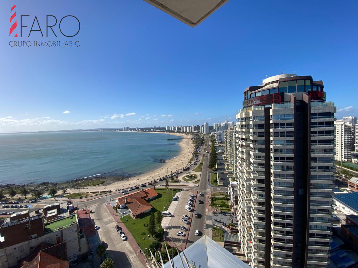 Apto en Torre Gattas -3 dor, 3 Baños, Balcón con vista a la playa mansa y brava.