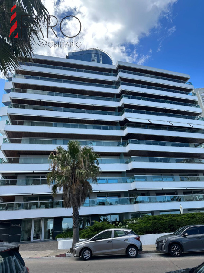 Exclusivo Apartamento en Edificio Puerto Punta – 4 Dormitorios + Servicio Completo