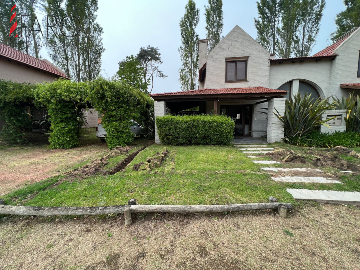 Casa en Barrio privado con piscina y cancha de tenis.Zona Pinares
